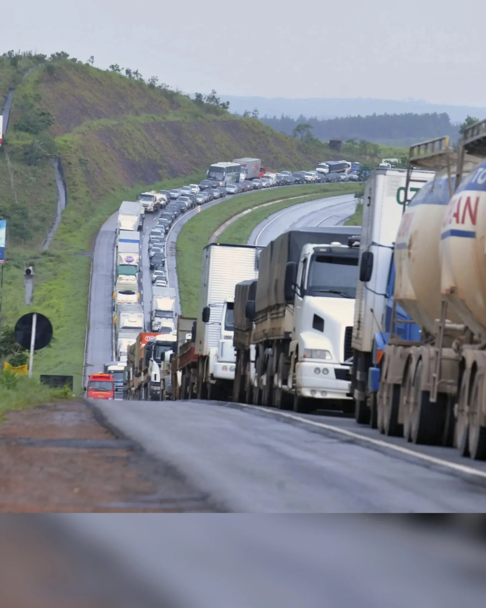 Caminhoneiros articulam greve nacional em meio à alta do diesel