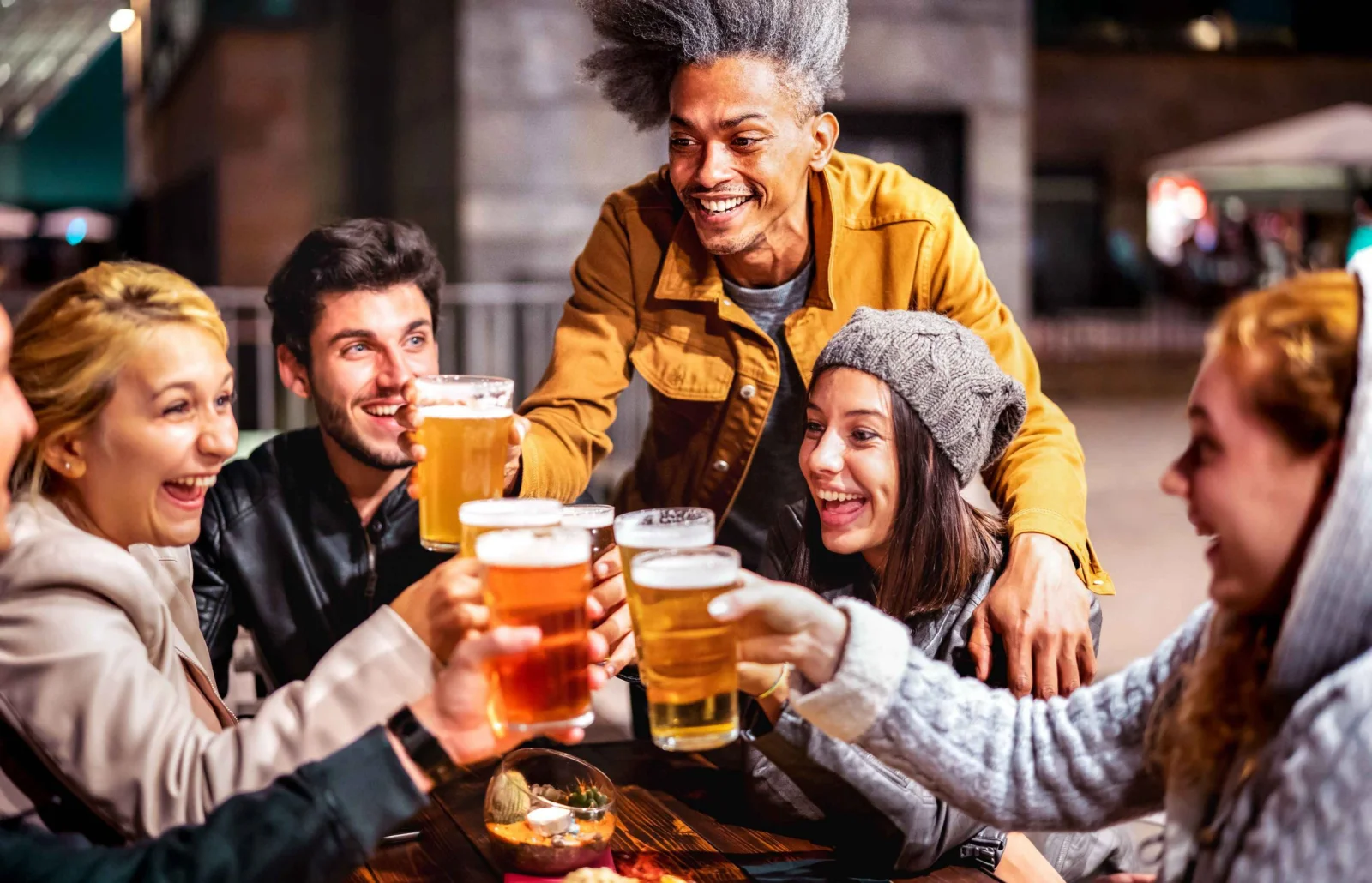Você se considera uma pessoa feliz? Pesquisa aponta que Brasil está entre os países mais felizes do mundo