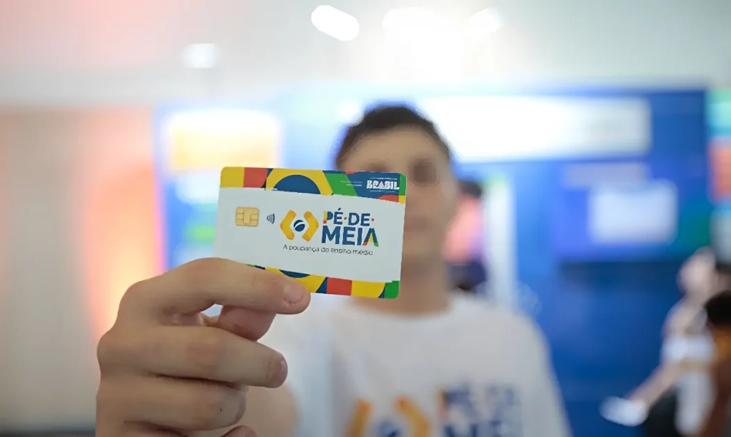 Programa Pé-de-Meia reduz evasão escolar em 43%, aponta MEC