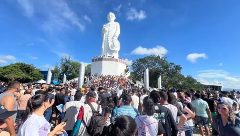 Com tradição há mais de 50 anos, cerca de 100 mil fiéis sobem a Ladeira do Horto em Juazeiro do Norte