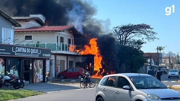 Avião de pequeno porte cai sobre restaurante no RS; piloto m0rr3 no local