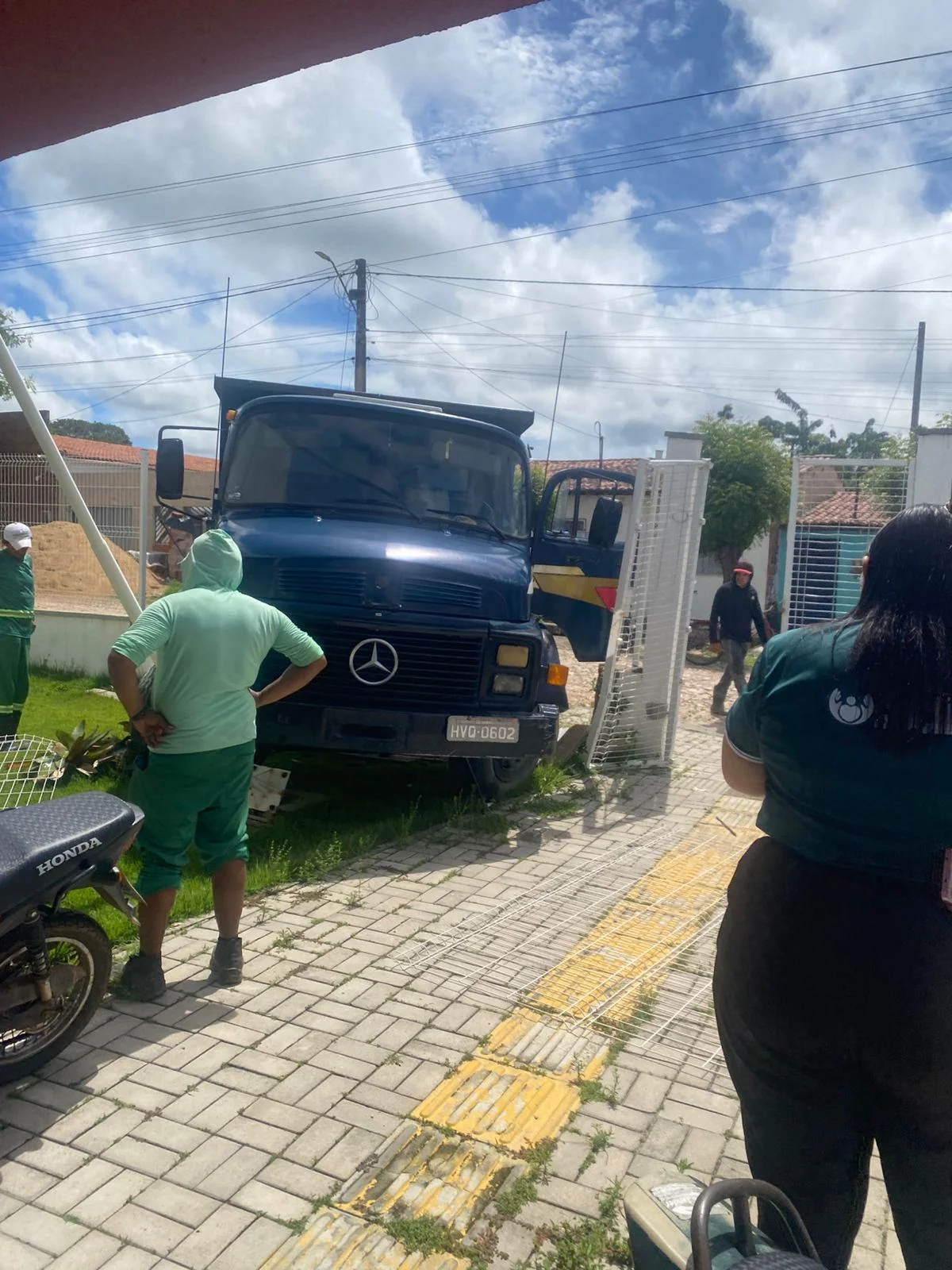 Motorista perde controle de veículo e invade prédio do CRAS em Martinópole