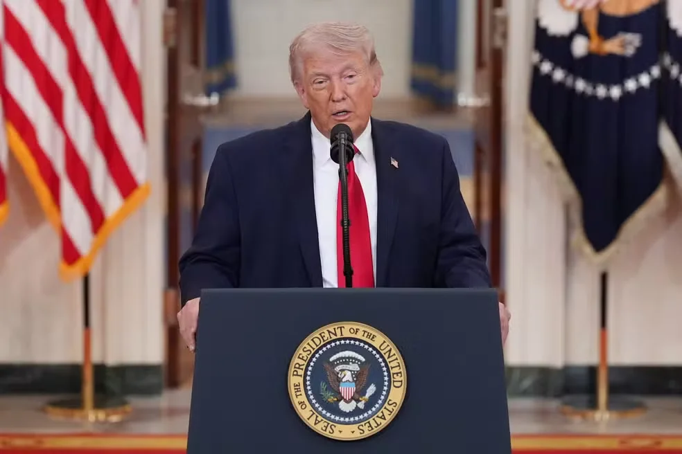 Trump anuncia tarifas de 50% a países que fornecerem armas ao Irã