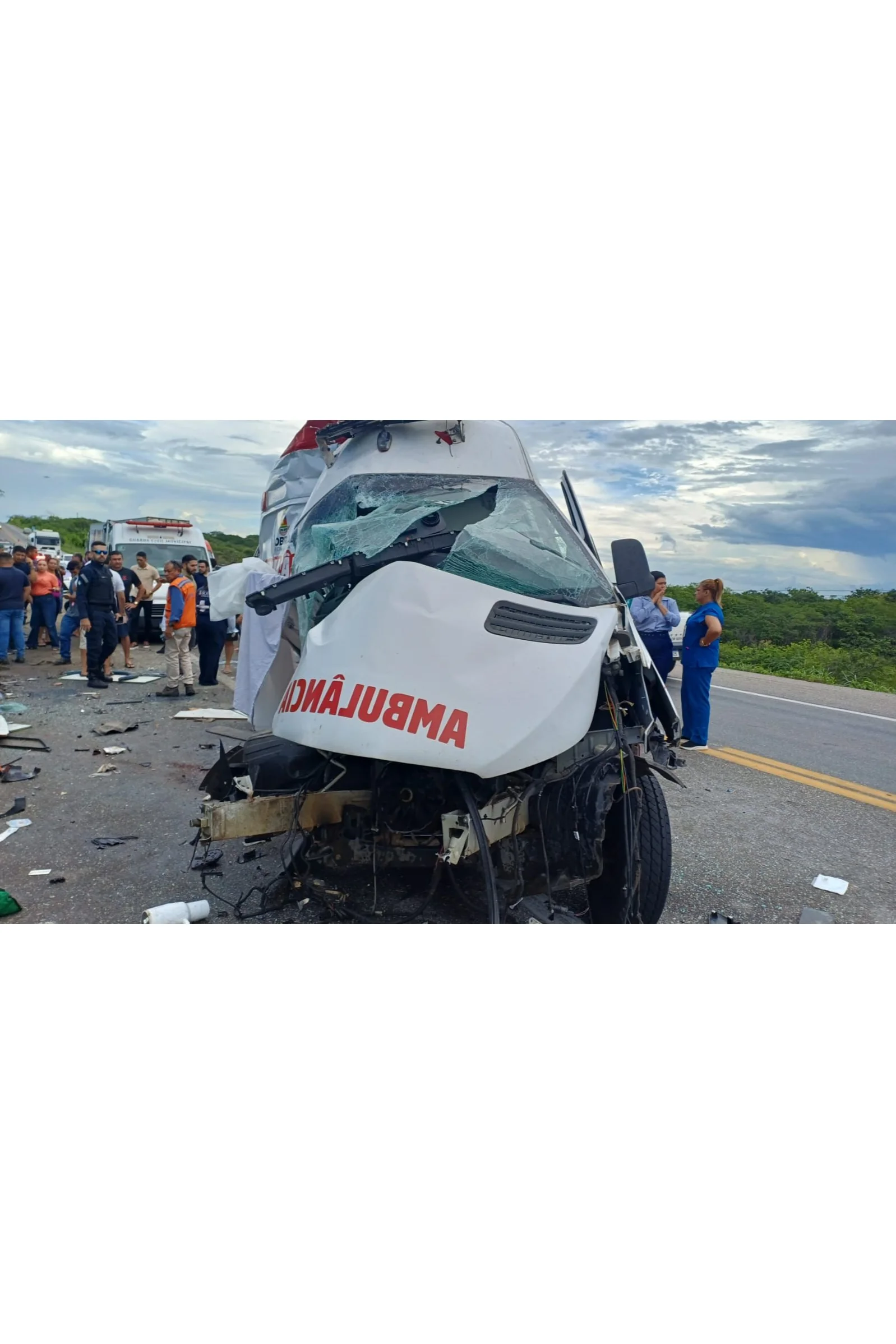 Acidente entre ambulância de Sobral e van deixa dois m0rt0s na BR-222, em Forquilha