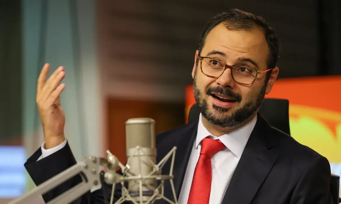 Redução da jornada 6x1 pode impulsionar economia e empreendedorismo, afirma ministro