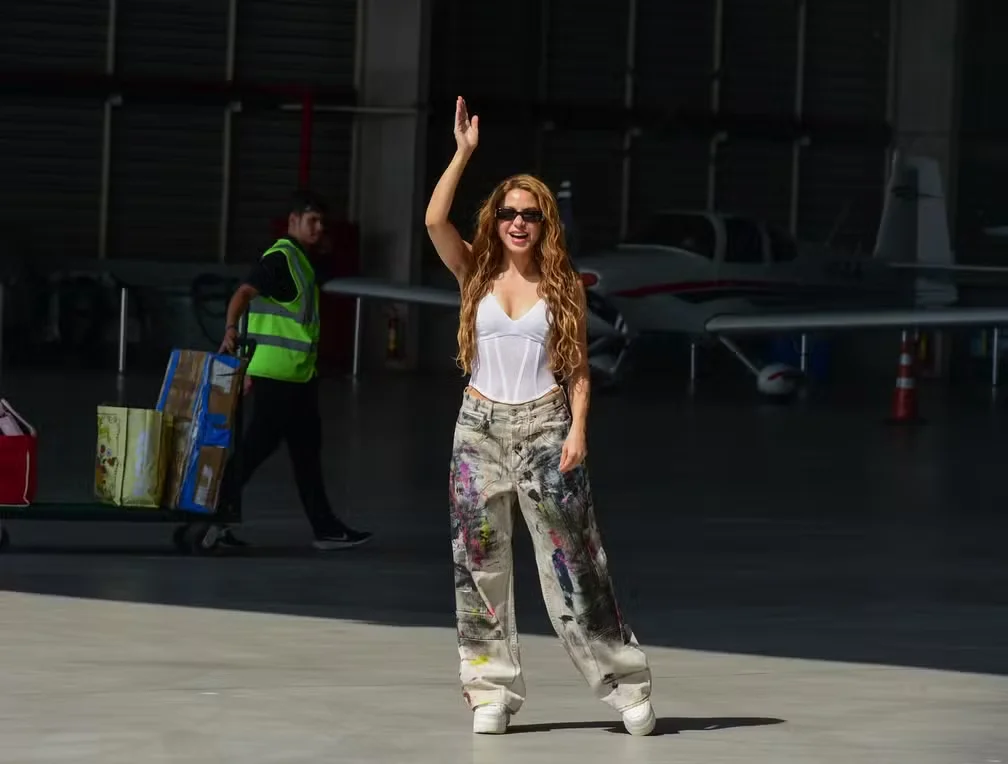 Shakira chega ao Rio para show em Copacabana e mobiliza fãs