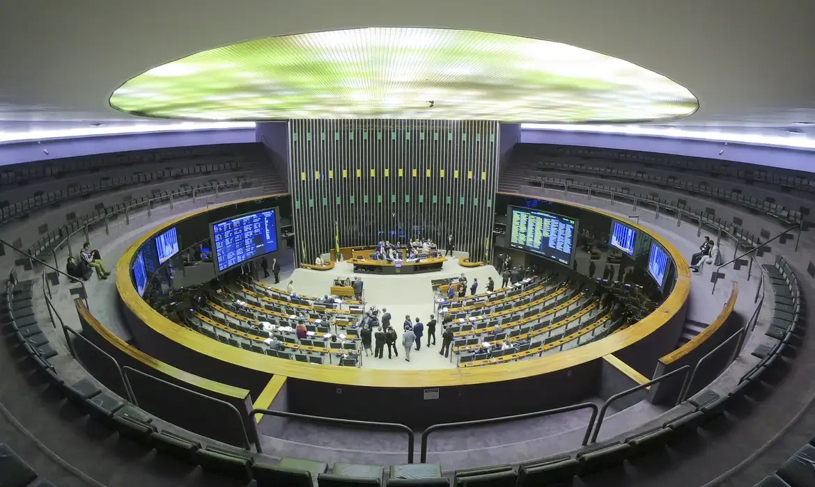 Câmara deve analisar hoje PEC que propõe o fim da escala 6x1 no Brasil