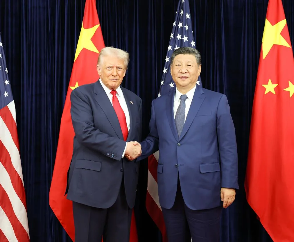 Trump chega à China para encontro com Xi Jinping em meio à tensão envolvendo guerra no Irã