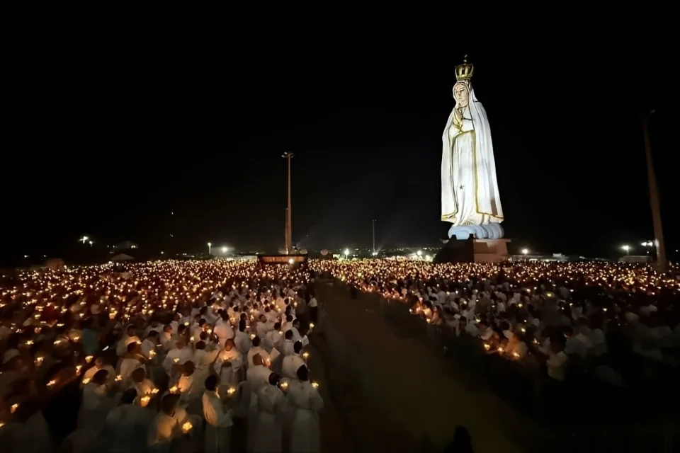 Crato, cidade que abriga a maior estátua de Nossa Senhora de Fátima do mundo, reúne milhares de fiéis em celebração nesta terça-feira