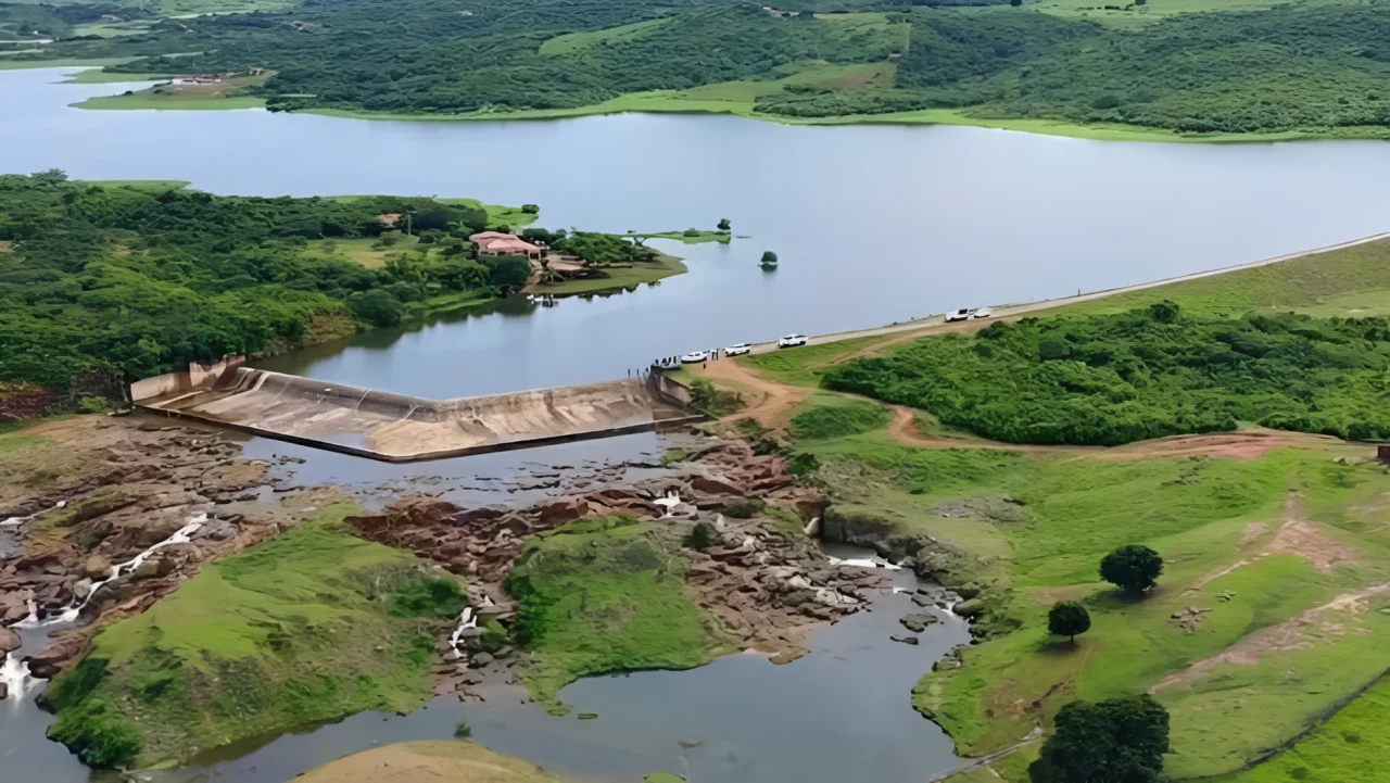 Açude Serafim Dias volta a sangrar em Mombaça após 15 anos