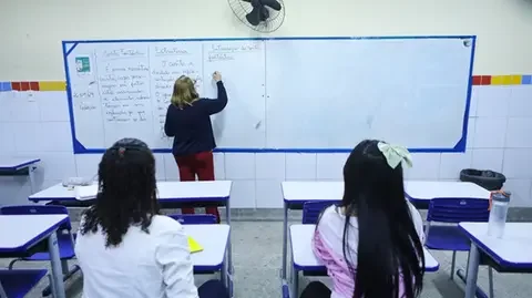 Mais de 11 mil professores sem vínculo recebem 5ª parcela dos precatórios no Ceará