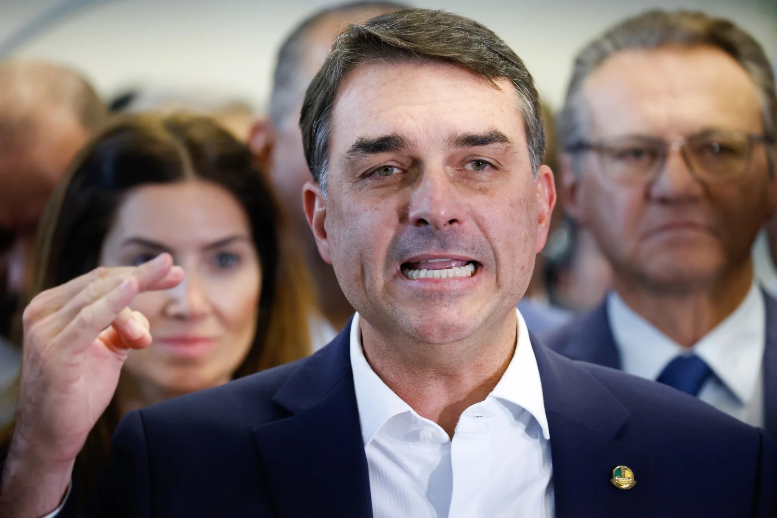 Flávio Bolsonaro articula viagem aos EUA para possível encontro com Donald Trump