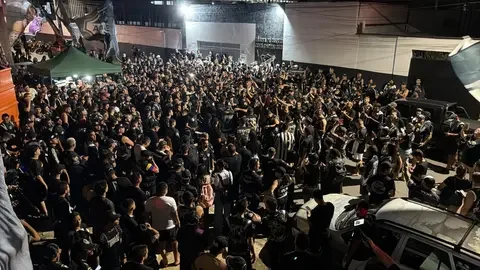 Torcedores do Ceará protestam na sede do clube e pedem saída do presidente