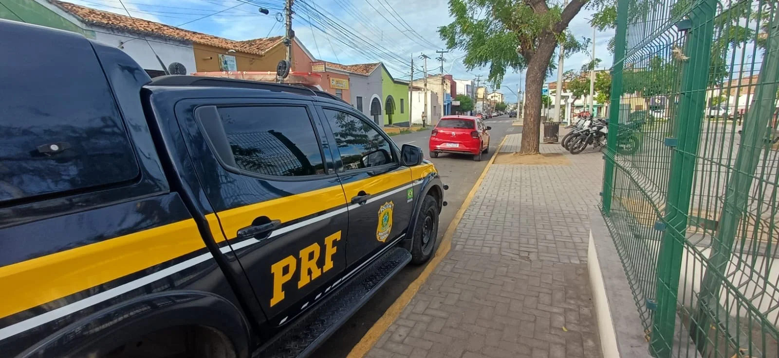 Motorista é preso após tentar subornar agentes da PRF e agredir policial em Sobral