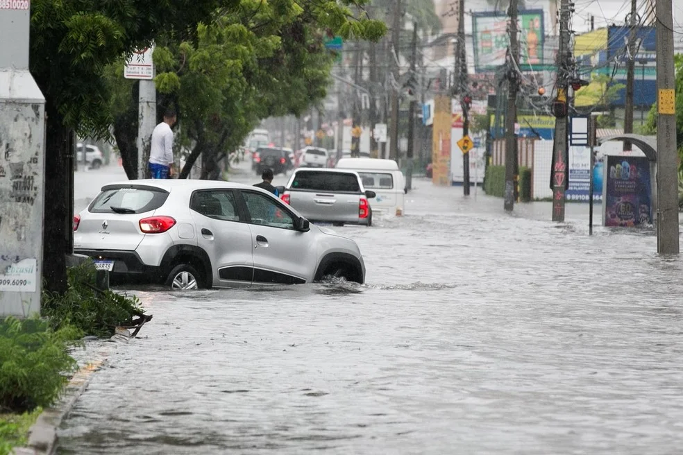Chuva intensa provoca alagamentos e assusta moradores na Praia de Mundaú, em Trairi