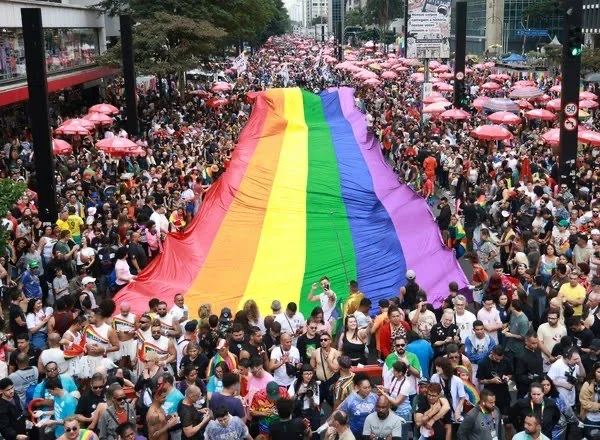 Neste domingo (7), Parada LGBT+ celebra 30ª edição e reúne multidão na Avenida Paulista