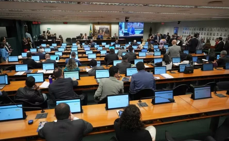 CCJ aprova avanço de PEC que reduz maioridade penal para 16 anos