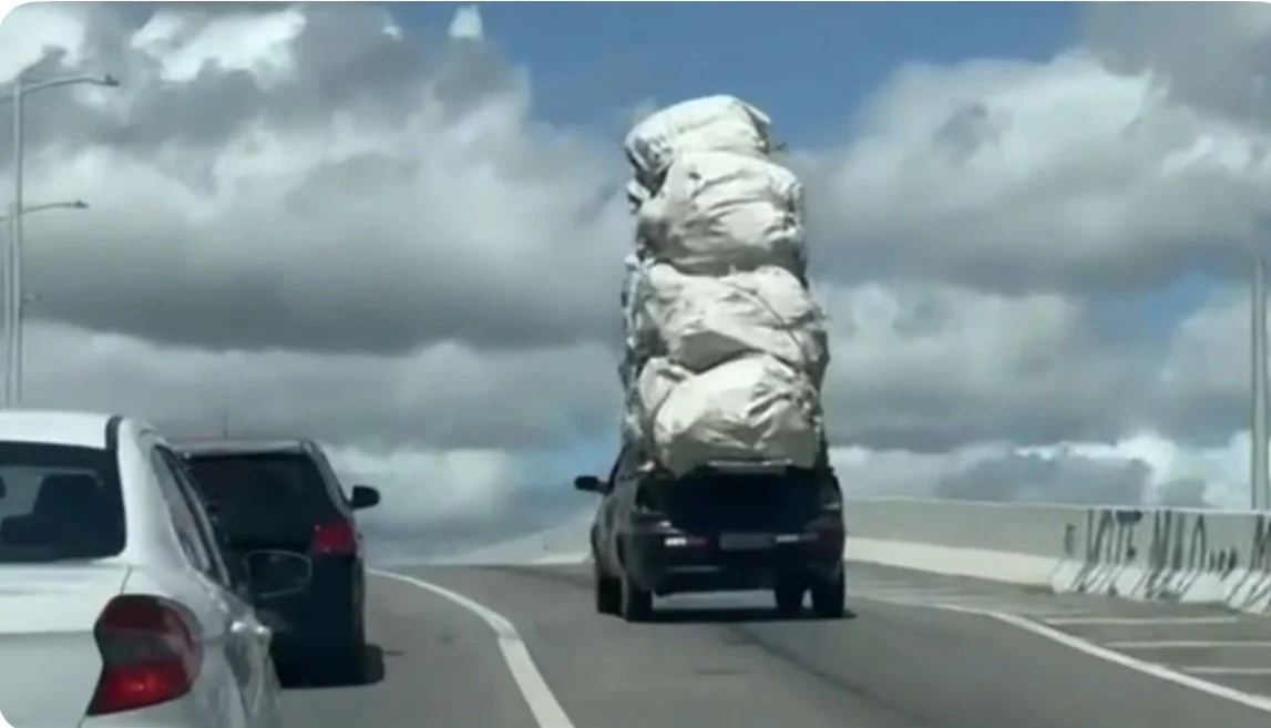 Carga gigante e transporte irregular chamam atenção em avenida de Fortaleza e podem gerar multas e apreensão
