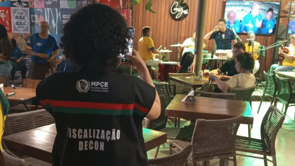 Operação que usou câmera escondida flagra possível fraude em cobranças em bares de Fortaleza durante jogo do Brasil
