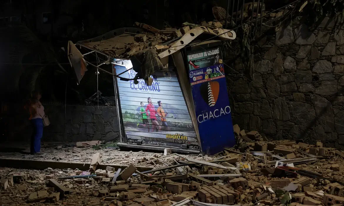 Moradores fazem resgate com as próprias mãos: terremotos na Venezuela deixam 920 m0rt0s, mais de 50 mil desaparecidos e dois brasileiros entre as vítimas
