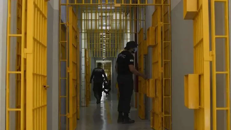 Operação revela como advogados levavam recados entre chefes de grup0 crim1n0s0 em presídio do Ceará