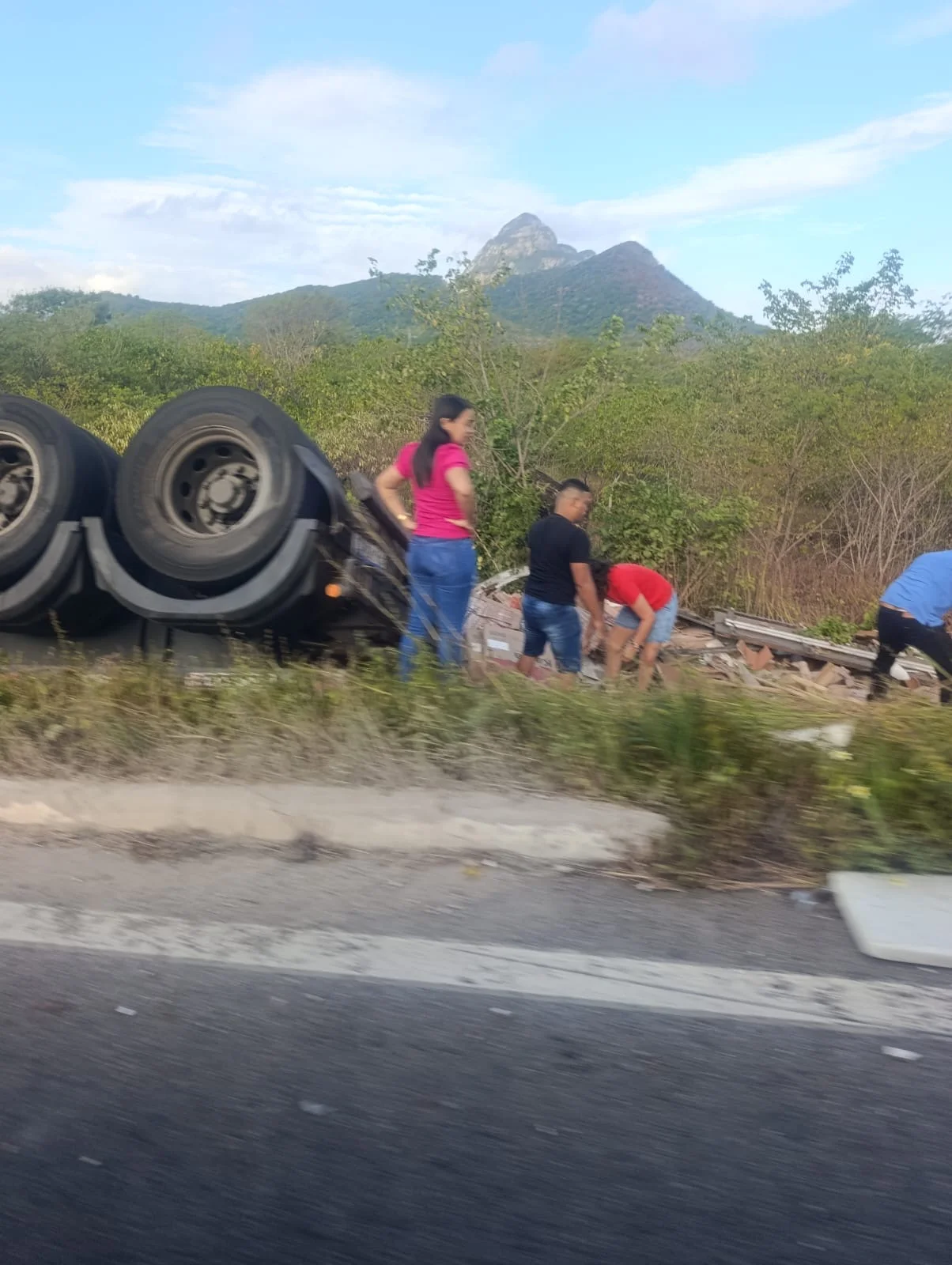 Carreta carregada de cerâmica tomba entre Massapê e Senador Sá; motorista não é encontrado no local