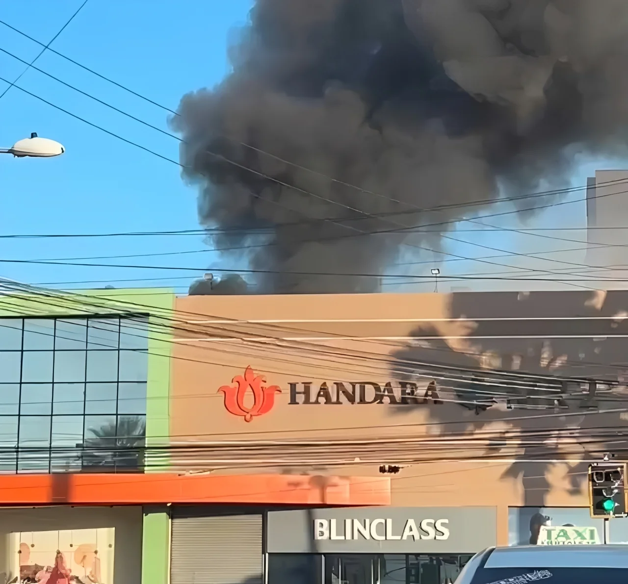 Incêndio atinge distribuidora e parte do Ceará Shopping em Fortaleza