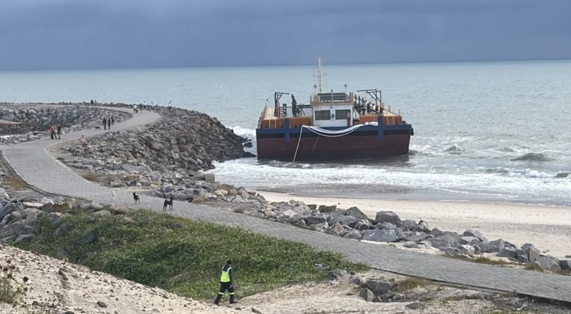 Balsa petroleira encalhada no Icaraí vira atração e movimenta moradores na praia