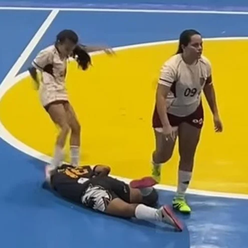 Jogadora é suspensa por cinco anos após agredir adversárias em partida de futsal
