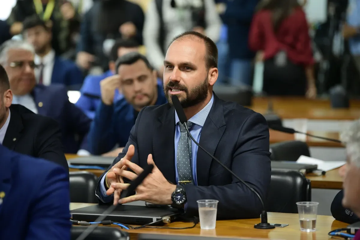 Eduardo Bolsonaro é demitido da Polícia Federal por abandono de cargo