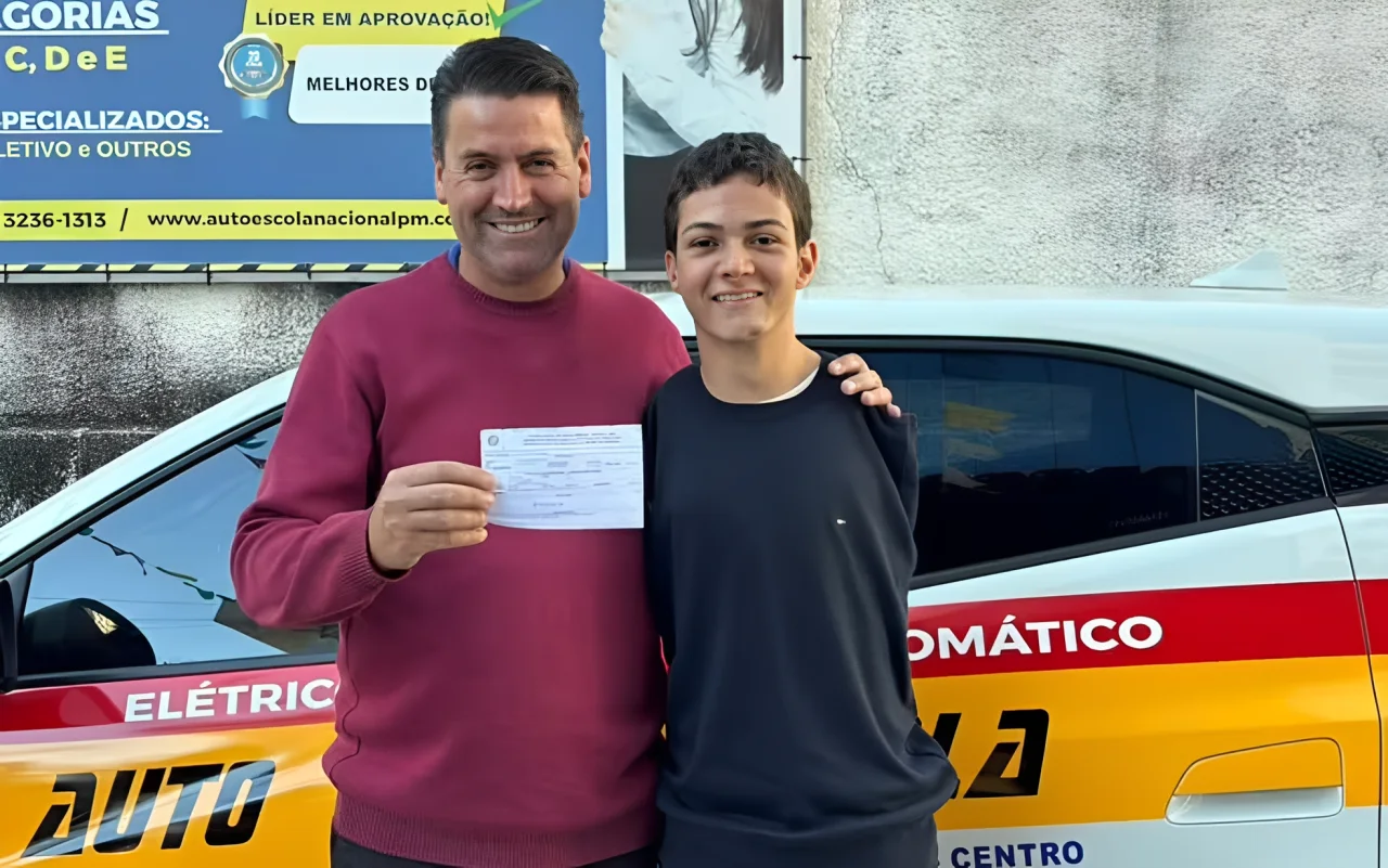 Jovem sem os dois braços tira CNH após aprender a dirigir com os pés