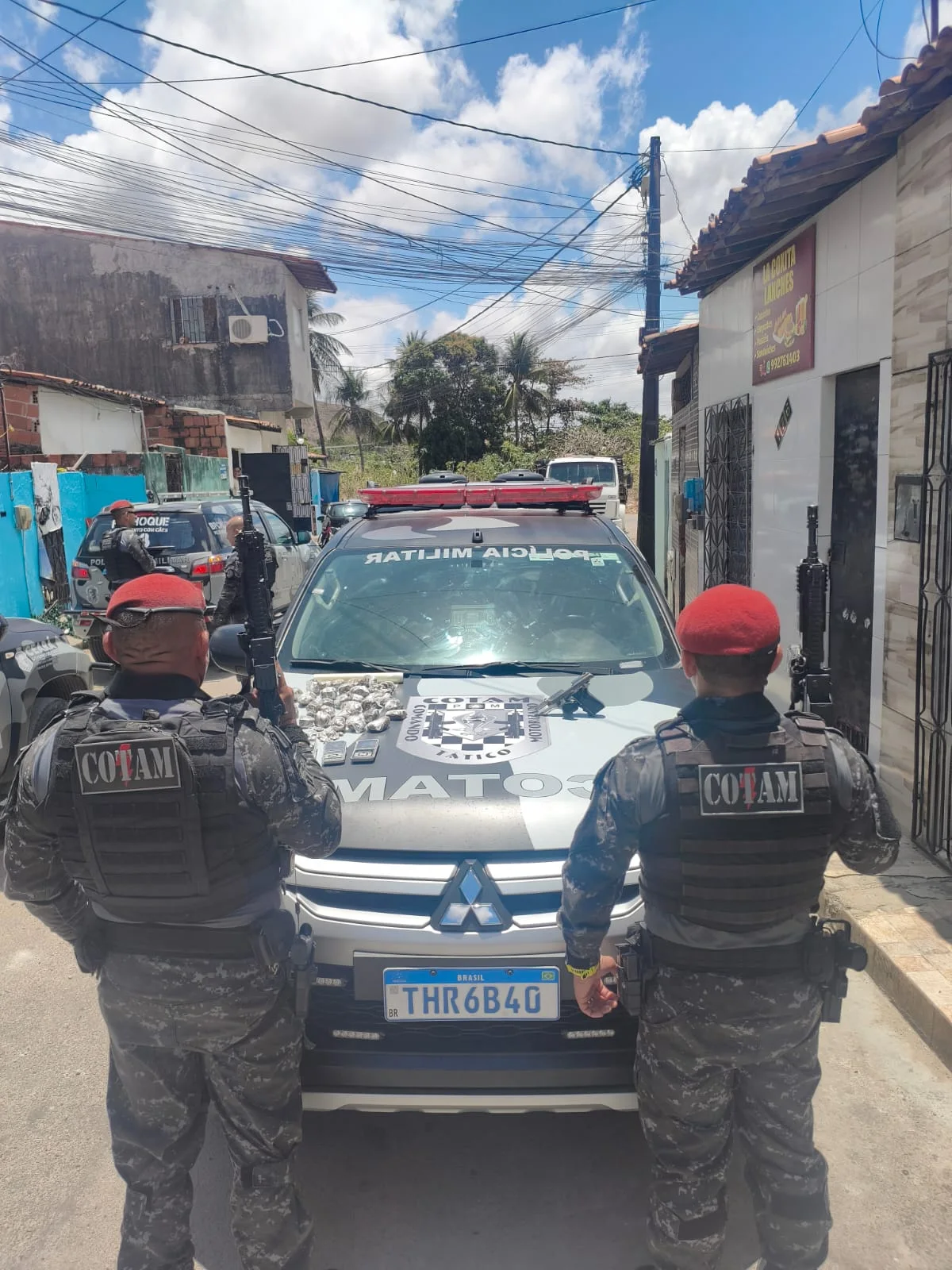 COTAM  apreende arma, maconha e materiais utilizados no tráfico em terreno no bairro Barroso, em Fortaleza