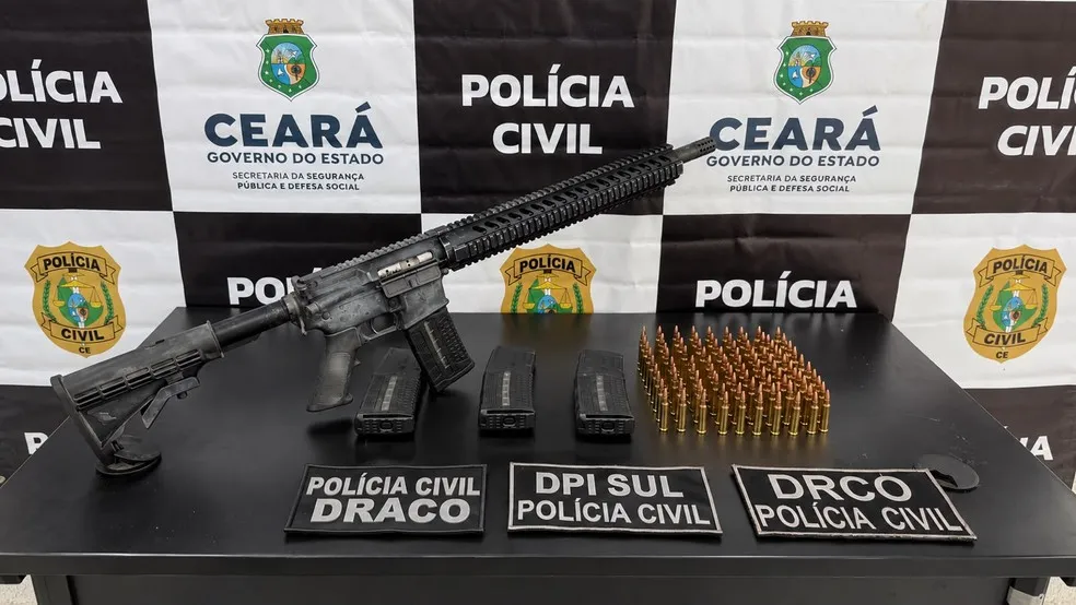 Fuzil, munições e granadas são achados em carro apreendido