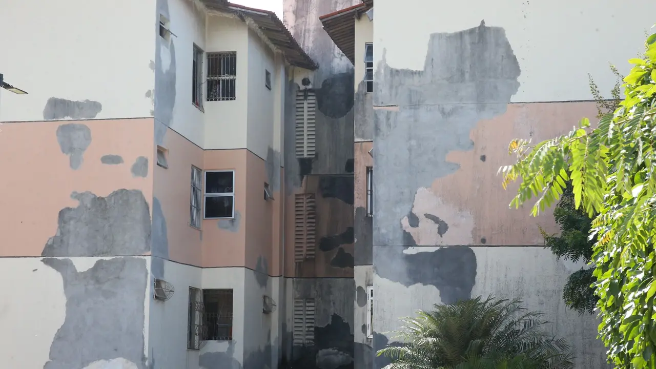 Bloco de condomínio é evacuado em Fortaleza após risco de colapso
