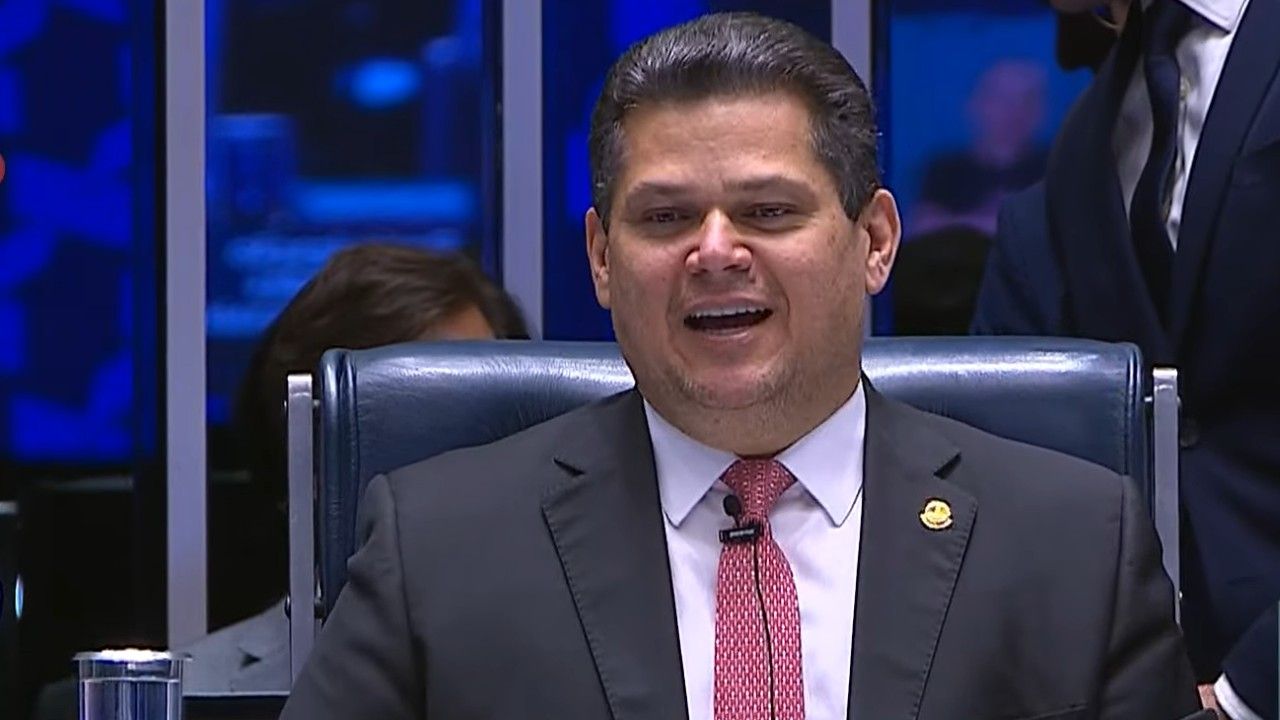 Alcolumbre promulga PECs da escala 6x1 e de agentes