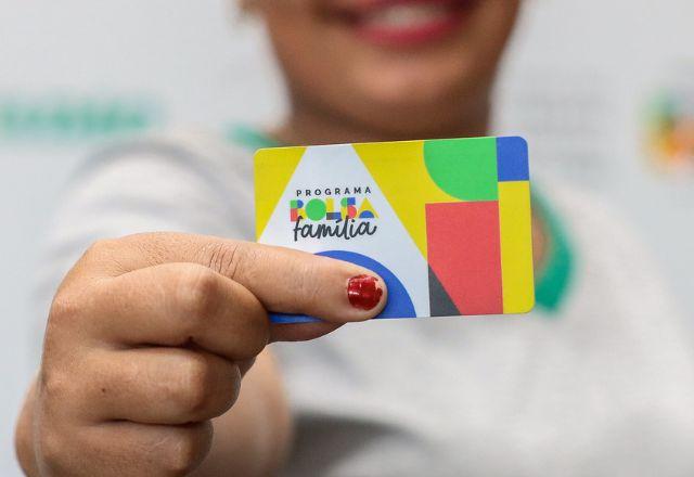 Bolsa Família com valor reajustado começa a ser pago
