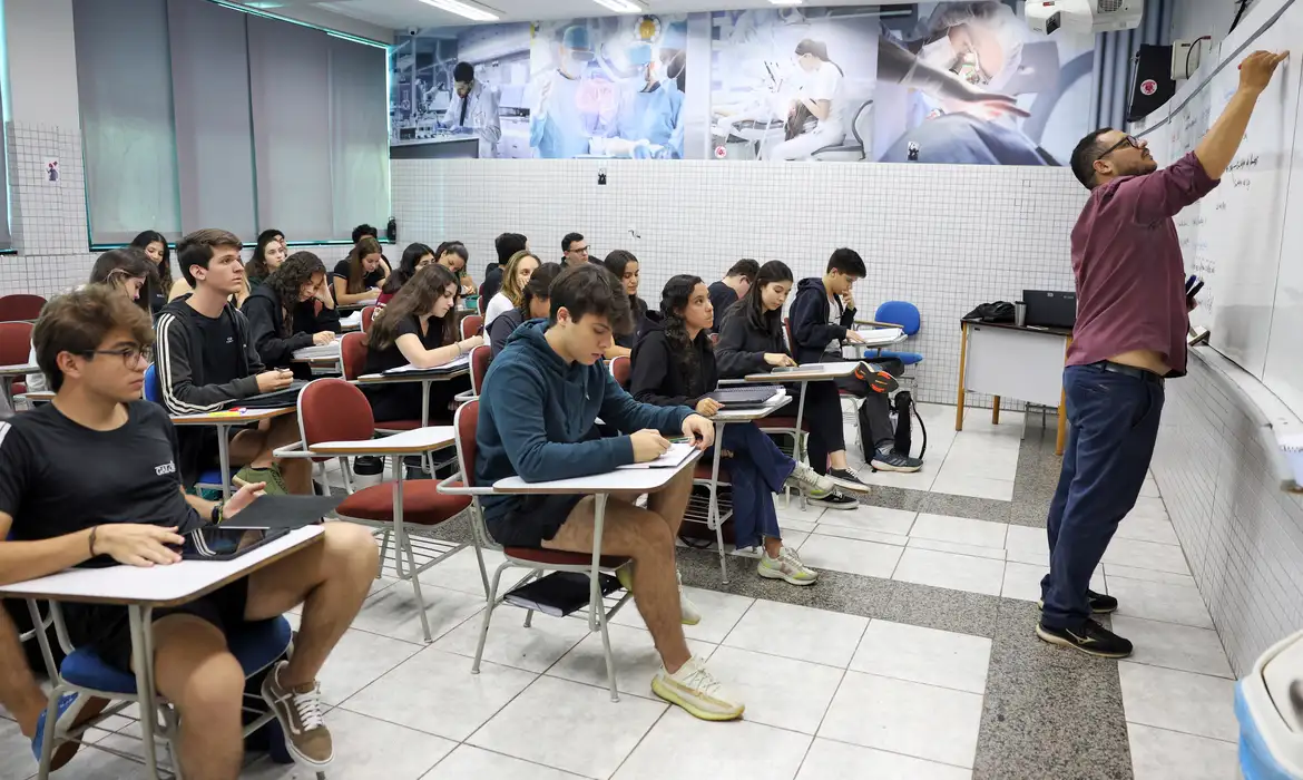 Prazo para escolher língua estrangeira do Enem termina neste domingo