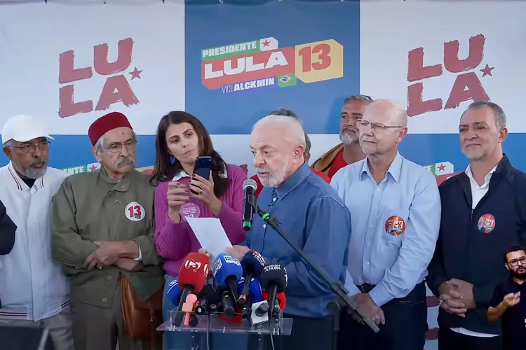 Lula anuncia envio de documento ao TSE para abrir sigilos