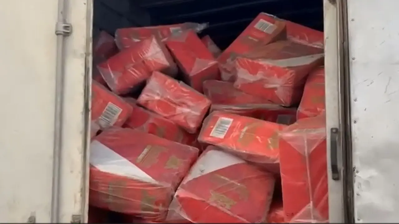 Homem é preso com 920 caixas de cigarros e veículos em galpão de Maracanaú