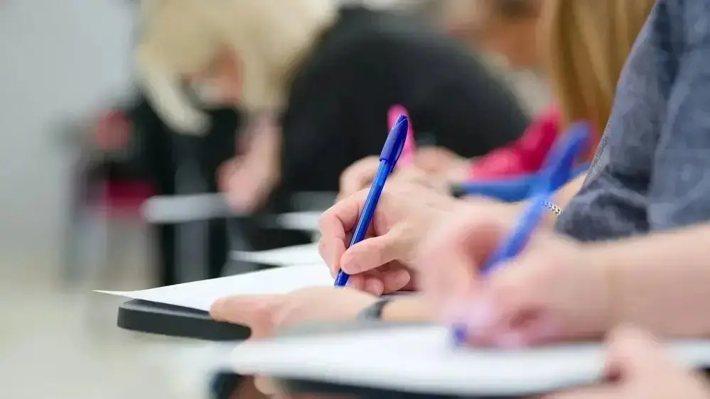 Concursos e seleções públicas abrem inscrições com vagas e remunerações no Ceará