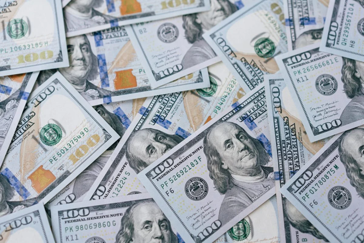 Dólar dispara na abertura do dia e chega a R$ 5,42 após reeleição de Lula