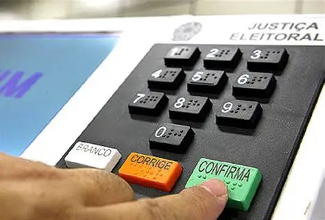 Justiça determina reintegração de 22 funcionários demitidos após votarem em Lula em Fortaleza