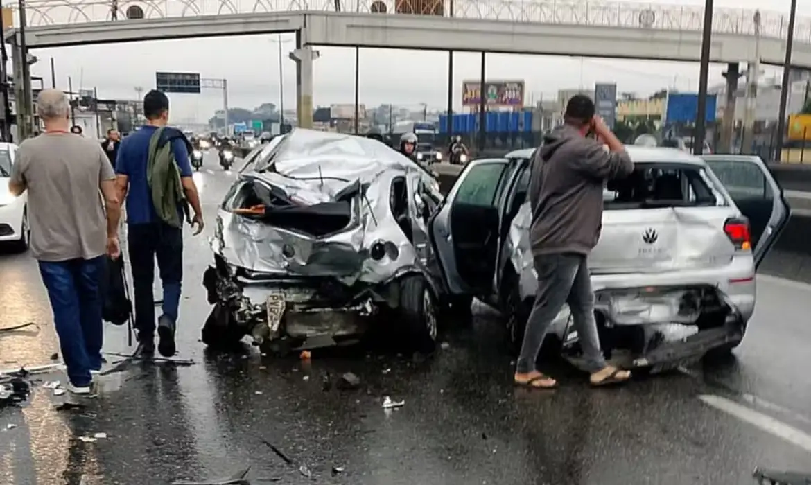 Infarto de motorista de ônibus pode ter provocado engavetamento com 20 veículos