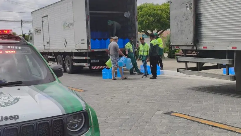 Cagece transporta mil garrafões de água a Banabuiú após ameaças de facção