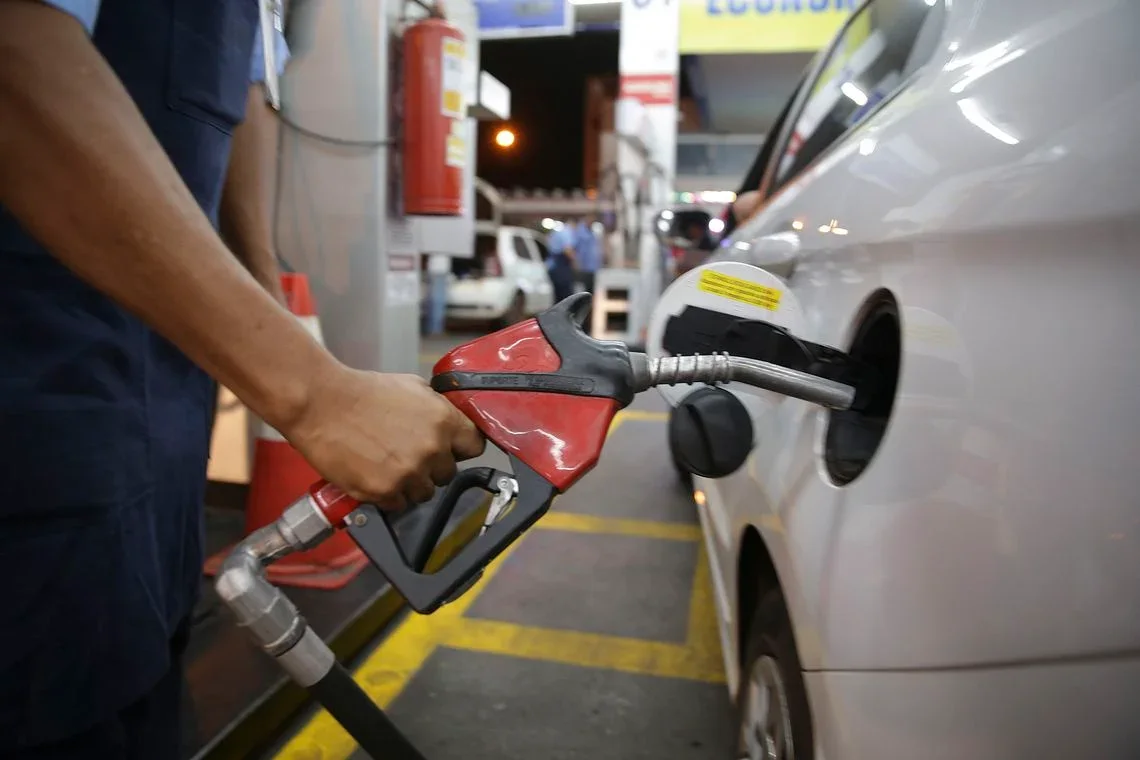 Governo amplia redução de impostos sobre gasolina e aumenta subsídios aos combustíveis