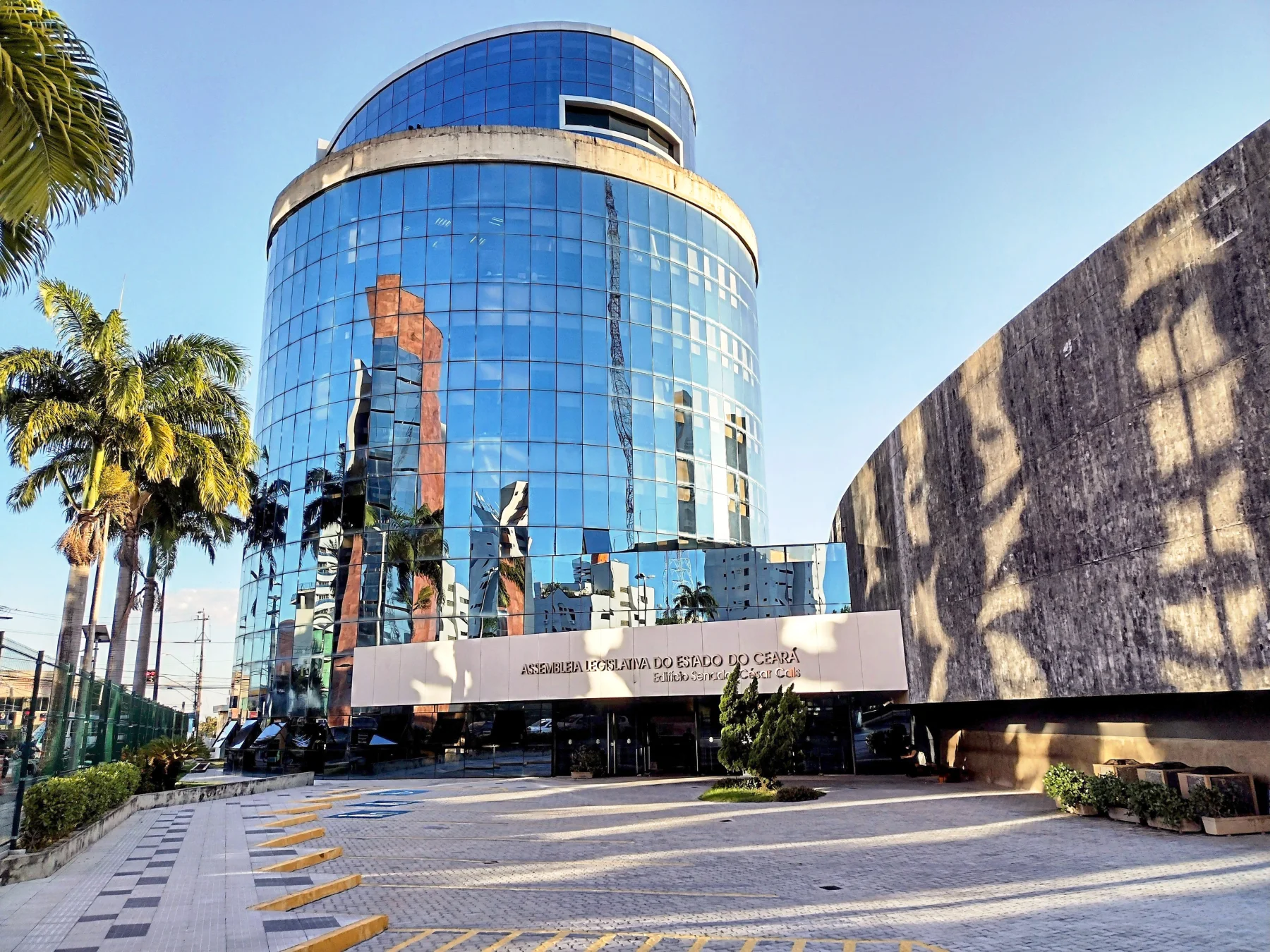 Alece transfere feriado dos servidores e antecipa pagamento dos salários