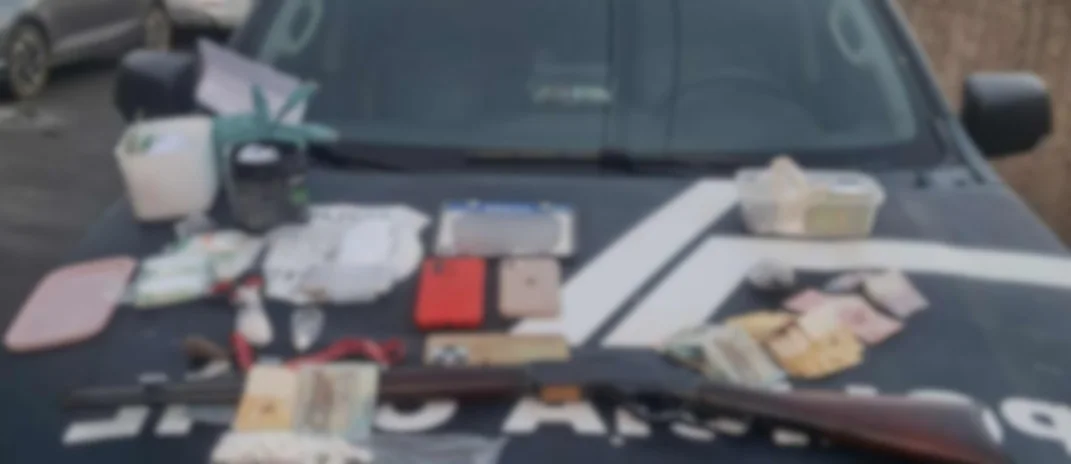 Dois homens são presos com drogas e arma de fogo em Senador Pompeu
