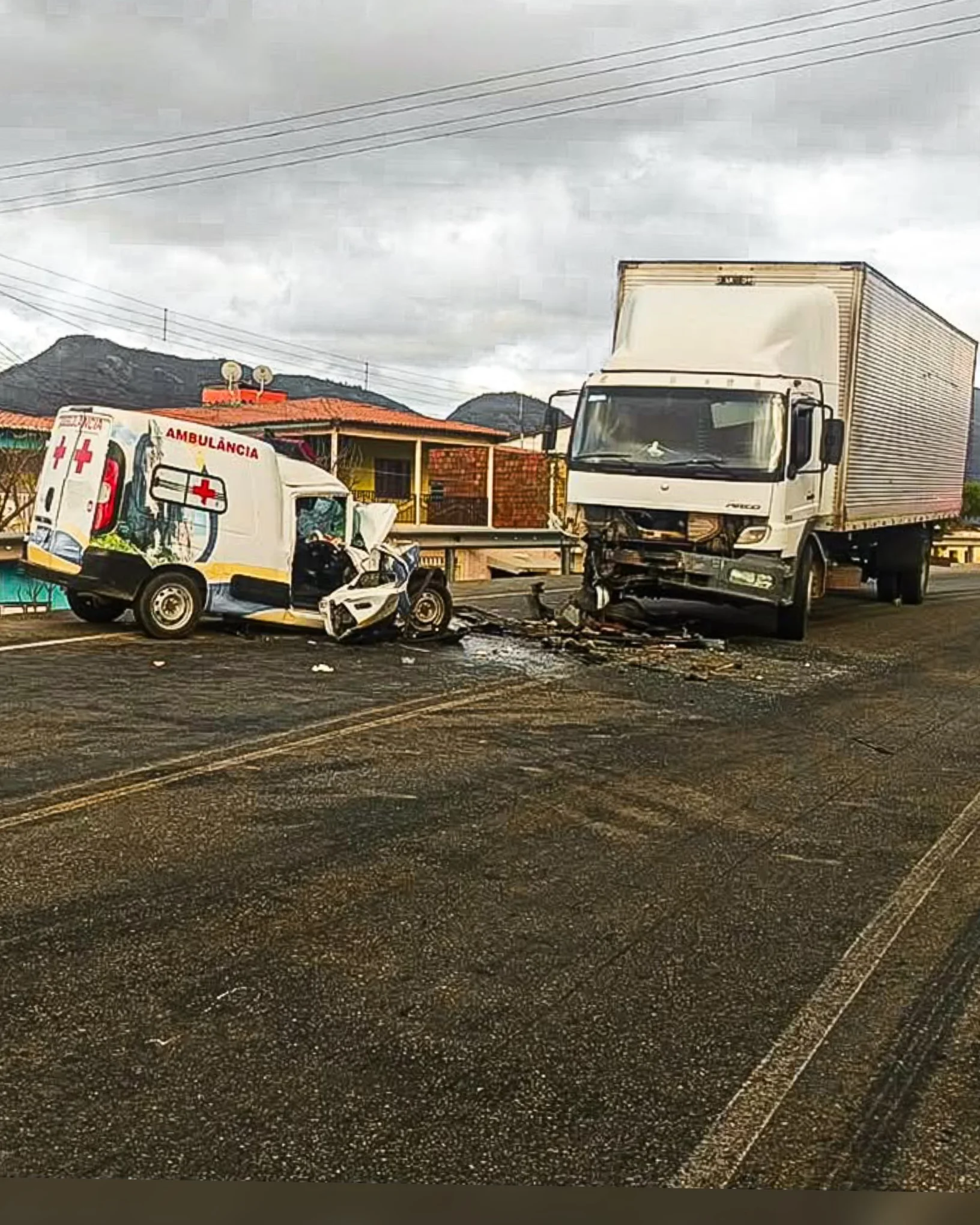 Motorista de ambulância e técnica de enfermagem ficam em estado grave após colisão na BR-222, em Itapajé