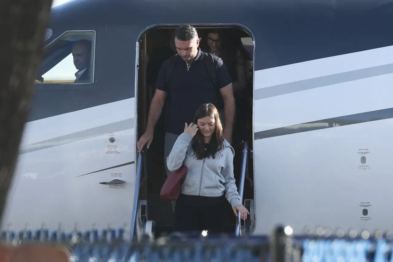 Flávio Bolsonaro chega a Miami com a família após deixar o Brasil