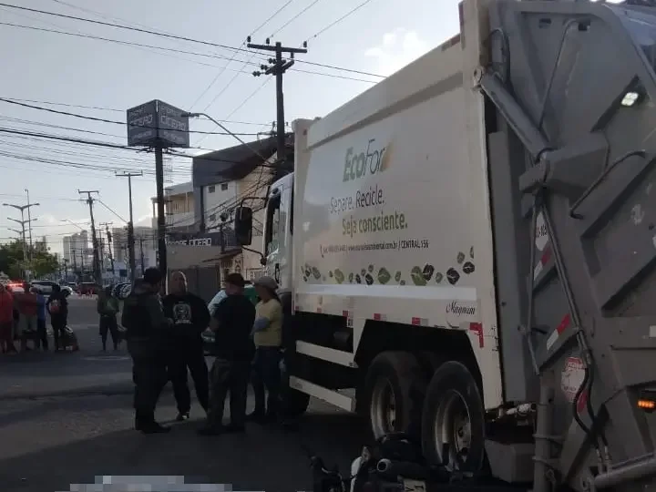 Motociclista m0rr3 após colidir com caminhão de coleta de lixo em Fortaleza